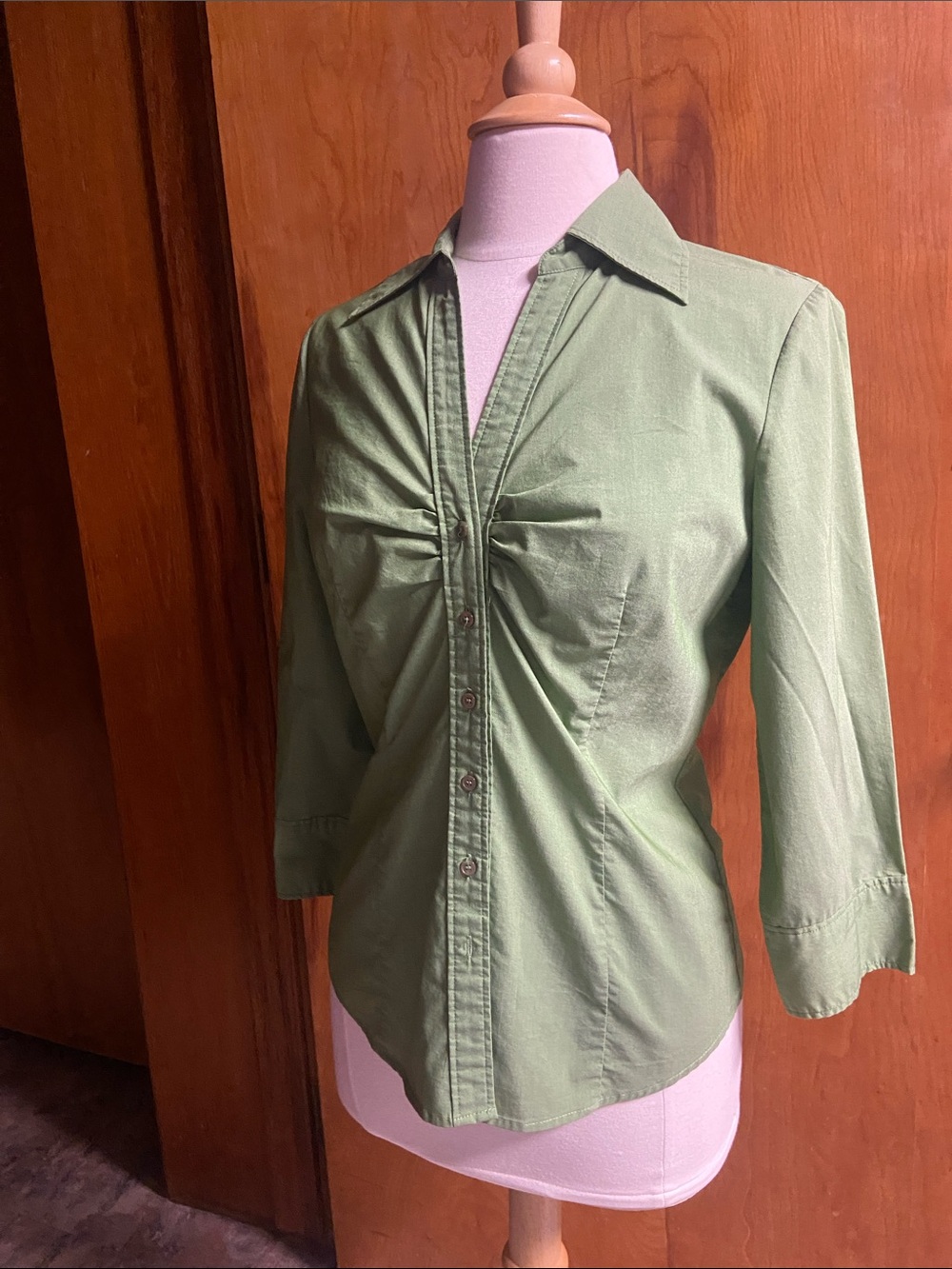 New York & Company Light Green Gathered Bust Button-Down Shirt Flattering Med
